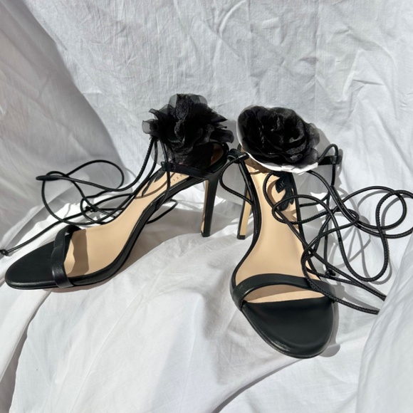 NWOT Black 3D Applique Floral Leather Ankle Wrap Up High Heel Pump Caelynn Bell - Picture 4 of 4